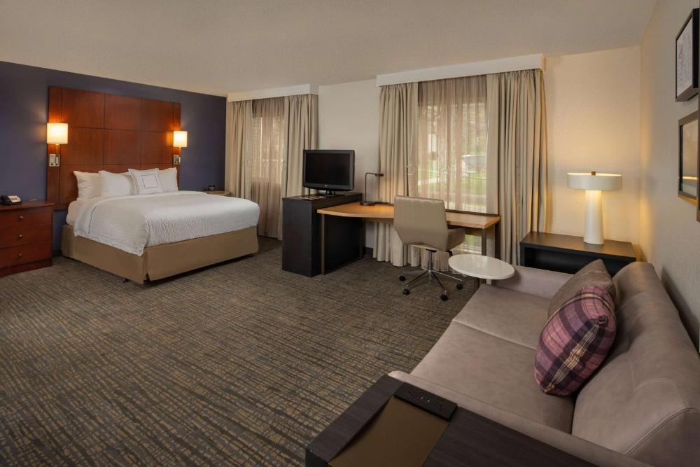 Queen Studio Suite with Roll-In Shower - Mobility Accessible interior